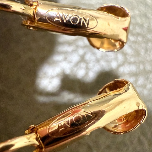 NOS Vintage Avon Textured Gold Tone Clip On Earrings - Picture 2 of 5